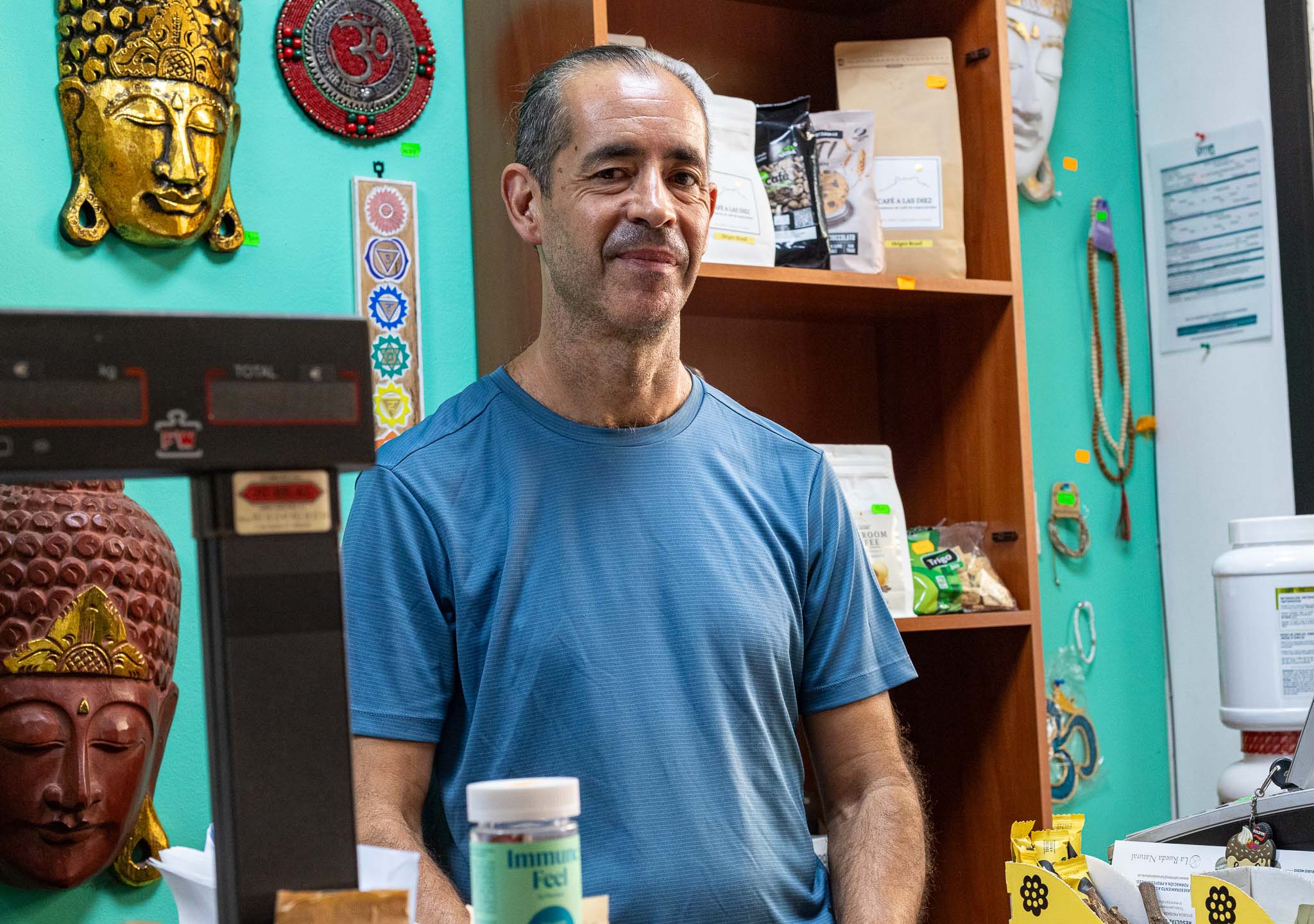 Carlos asesorando en su herboristería en Córdoba